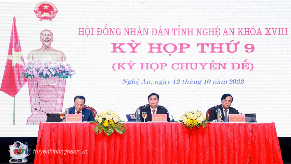 Các đồng chí chủ trì Kỳ họp thứ 9, HĐND tỉnh Nghệ An khóa XVIII, nhiệm kỳ 2021 - 2026. 