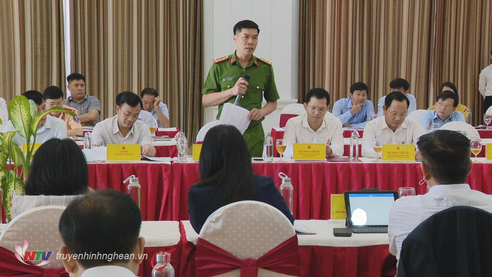 Đại tá Cao Minh Huyền - Phó Giám đốc Công an tỉnh phát biểu tại phiên họp.