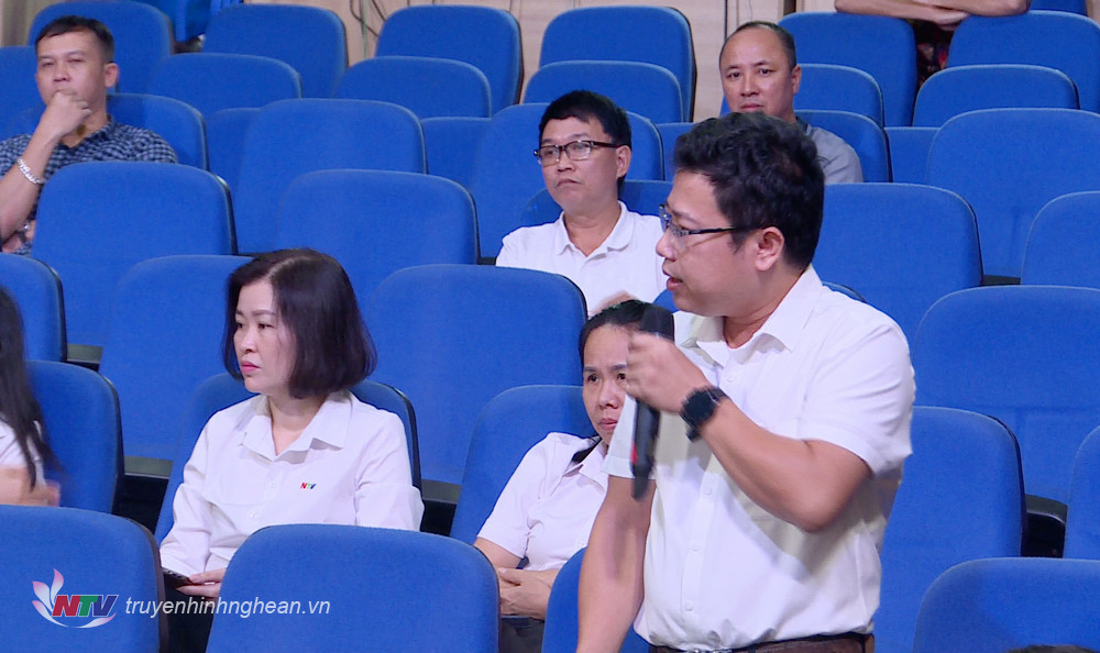 Kỹ sư Hồng Đăng (Đài PT-TH Nghệ An) nêu câu hỏi tại hội thảo.