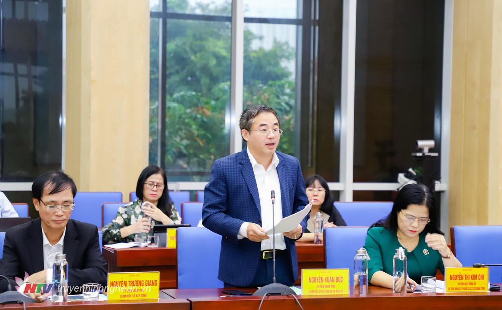 Giám đốc Sở Kế hoạch và Đầu tư Nguyễn Xuân Đức trình bày báo cáo kinh tế - xã hội tháng 10/2022. 
