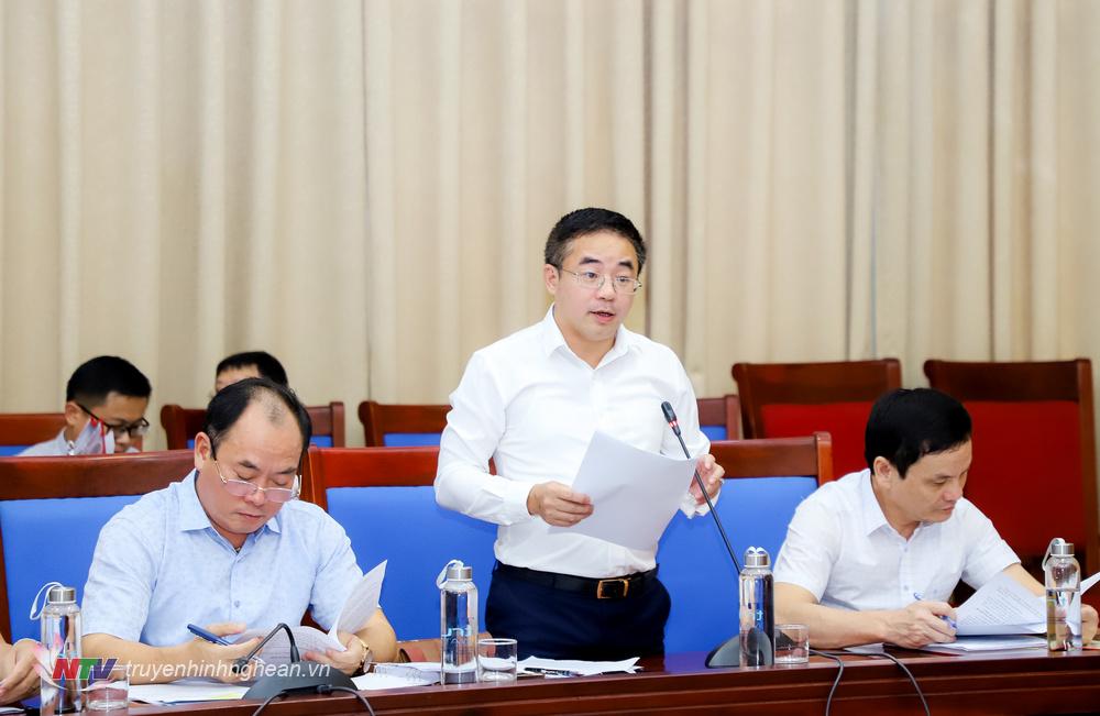 Giám đốc Sở Kế hoạch và Đầu tư Nguyễn Xuân Đức báo cáo kết quả giải quyết kiến nghị của các doanh nghiệp.