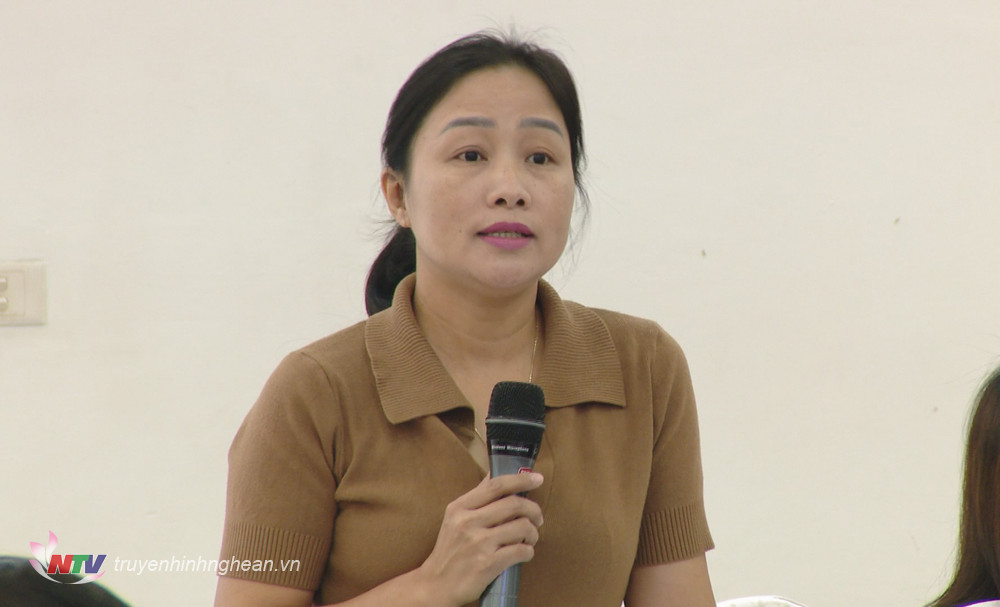Nhà báo Lê Hằng (Đài PT-TH Nghệ An) đặt câu hỏi tại buổi họp báo.