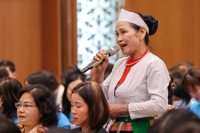 Chị Nguyễn Thị Bình, người dân tộc Mường, Chủ nhiệm Hợp tác xã Bản Dao tỉnh Hòa Bình đặt câu hỏi tại Hội nghị.