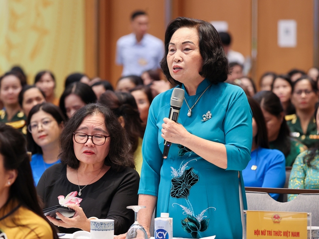GS.TS. Lê Thị Hợp, Chủ tịch Hội Nữ trí thức Việt Nam đặt câu hỏi về giải pháp nhằm thu hút và sử dụng nhà khoa học nữ trong thời gian tới tham gia tích cực hơn nữa vào sự nghiệp phát triển kinh tế-xã hội đất nước.