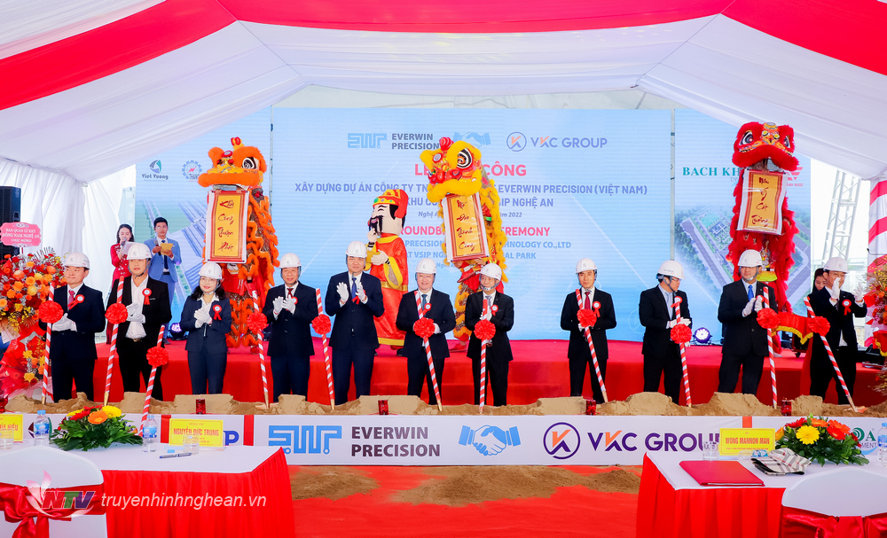 Lãnh đạo tỉnh Nghệ An, Tập đoàn Everwin, VSIP Nghệ An, huyện Hưng Nguyên thực hiện nghi thức khởi công dự án. 
