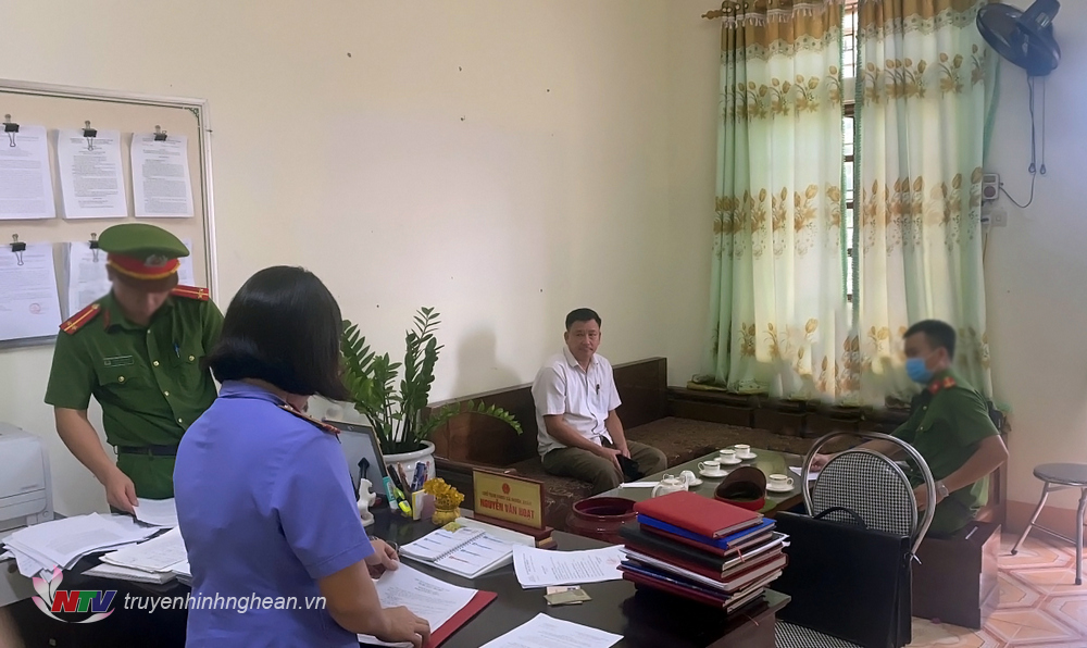 Cơ quan chức năng khám xét nơi làm việc của bị can Nguyễn Văn Hoạt.