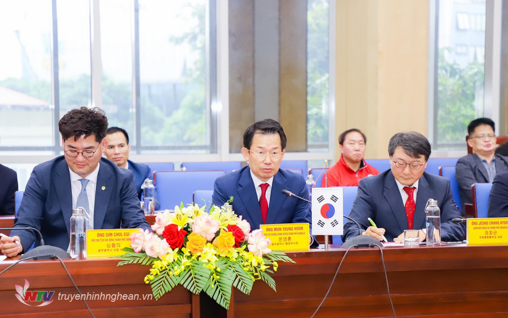 Phó Thị trưởng chính quyền thành phố Gwangju phát biểu tại buổi tọa đàm.