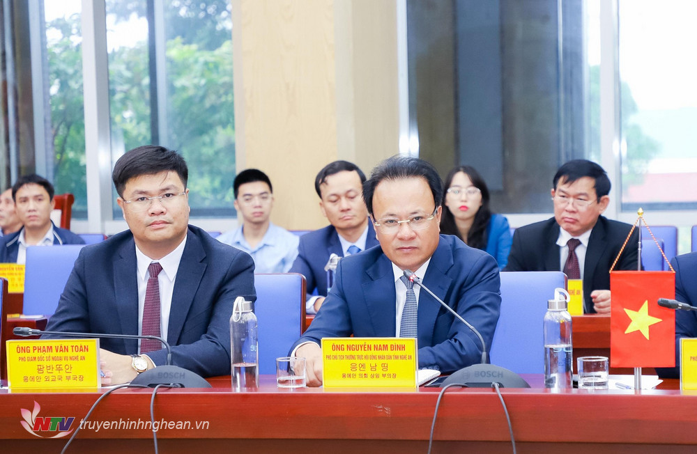 Phó Chủ tịch Thường trực HĐND tỉnh Nghệ An Nguyễn Nam Đình phát biểu tại buổi hội đàm.