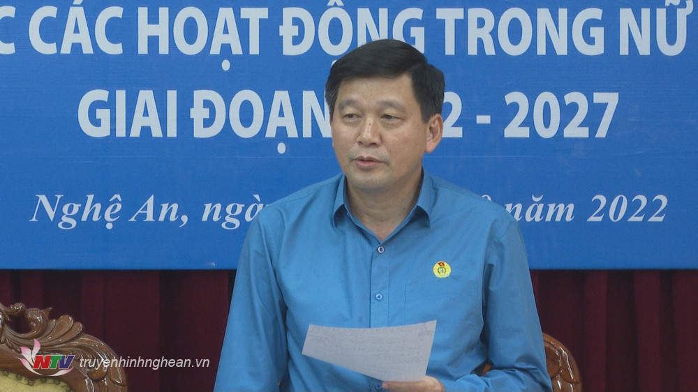 Chủ tịch Liên đoàn Lao động tỉnh Kha Văn Tám phát biểu tại lễ ký kết.