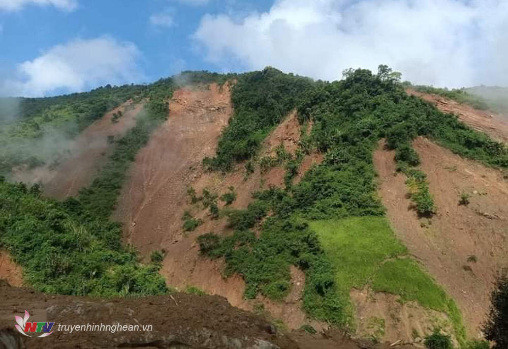 Nhiều dãi núi phía sau bản Hòa Sơn xuất hiện nhiều vết nứt, sạt lở đất nghiêm trọng