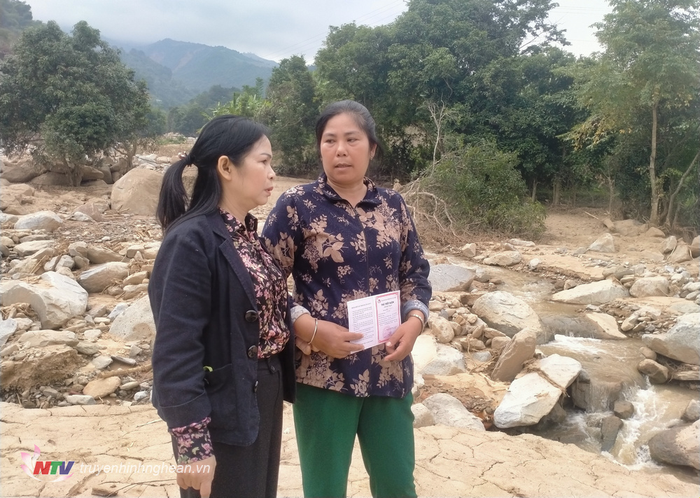 Phó Chủ tịch Thường trực Hội Nhà báo tỉnh Hồ Ngân chia sẻ mất mát với chị Lô Thị Nhưn.