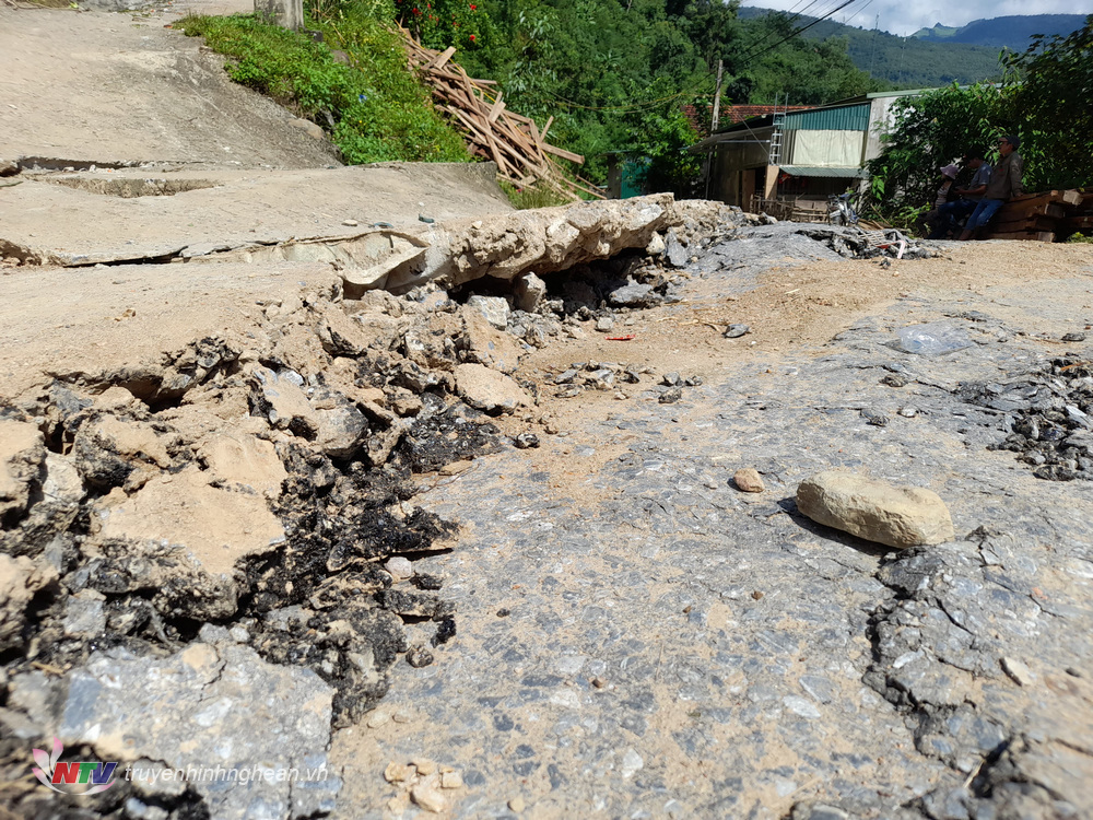 Nhiều vết bong và nứt kéo dài trên tuyến đường vào Tây Sơn đoạn qua bản Hòa Sơn