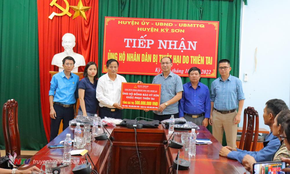 Lãnh đạo Công ty CP May Minh Anh trao hỗ trợ.