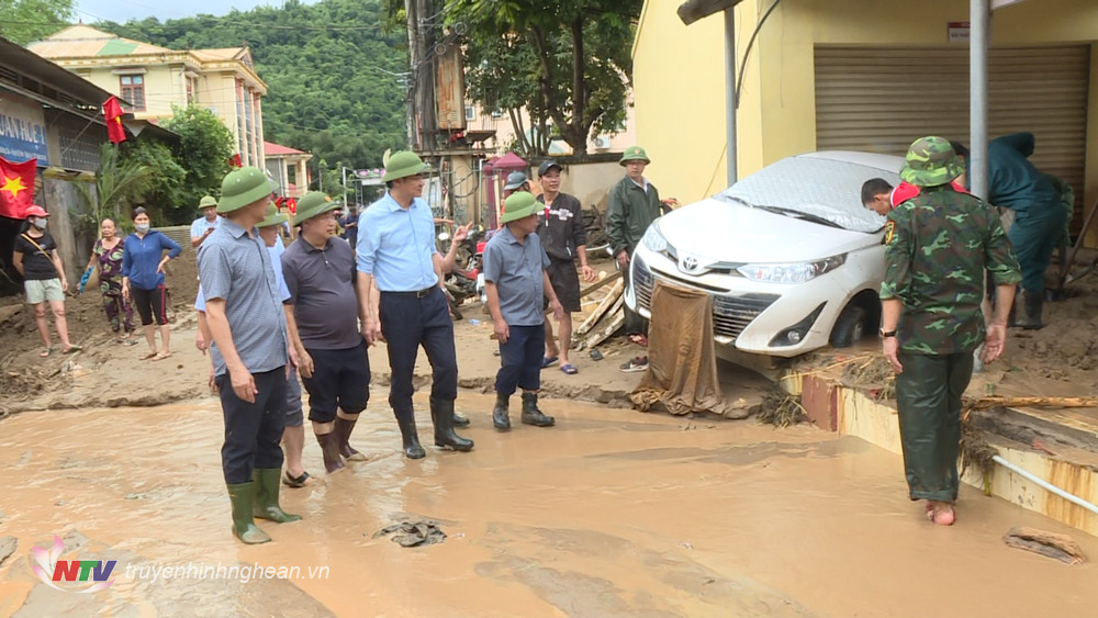 Đồng chí Hoàng Nghĩa Hiếu kiểm tra tình hình thiệt hại do lũ quét tại Kỳ Sơn. 