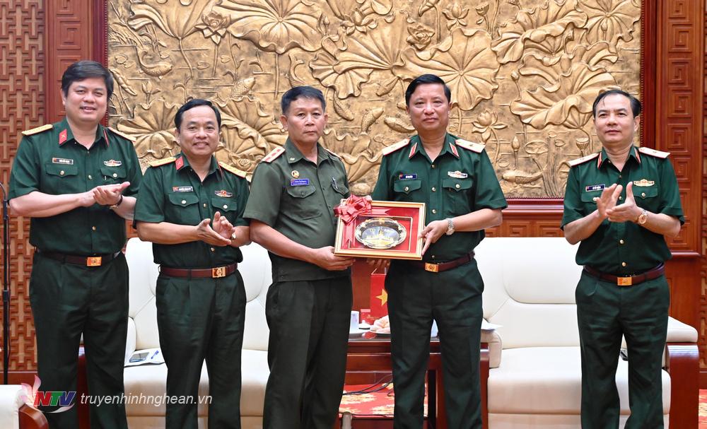 Trung tá Bouathay Mingmeuangath, Lớp trưởng lớp tập huấn trao quà lưu niệm tặng Quân khu 4.