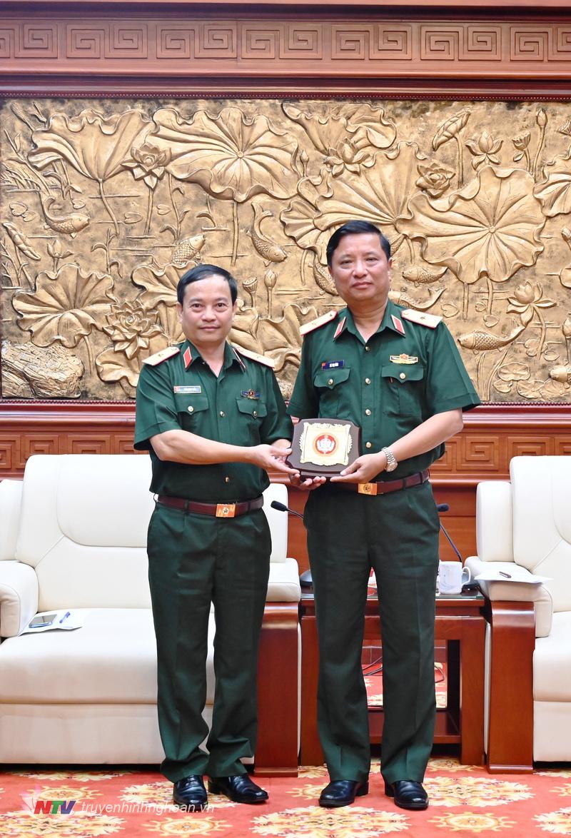 hiếu tướng Trần Minh Tuấn, Phó Viện trưởng Viện Chiến lược Quốc phòng trao quà lưu niệm tặng Quân khu 4.