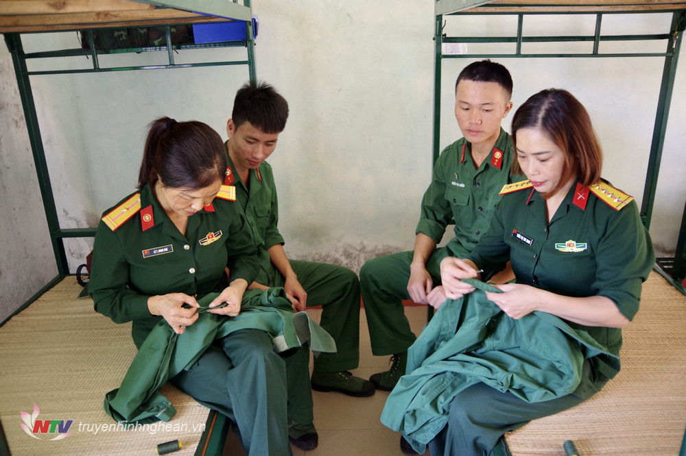 Thiếu tá QNCN Trần Thị Thu Xoan (phải) và Thiếu tá QNCN Lê Thị Minh Huệ khâu quần áo cho chiến sĩ Tiểu đoàn 18 Thông tin.