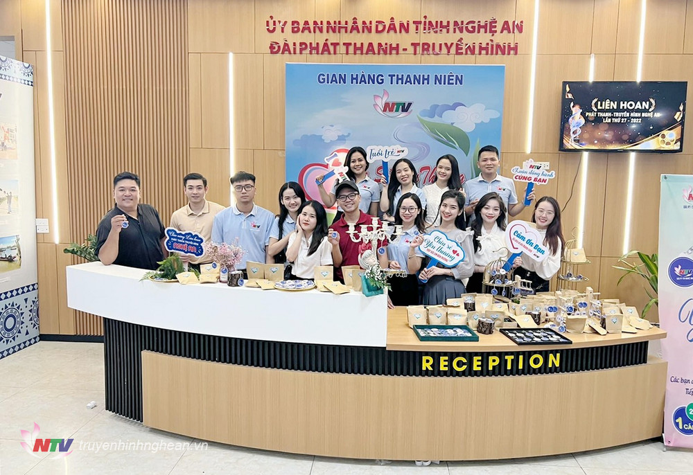 Gian hàng Chia sẻ yêu thương bán móc khóa gây quỹ ủng hộ học sinh nghèo huyện Kỳ Sơn.