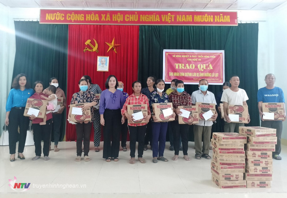 Đoàn công tác trao quà hỗ trợ cho 15 hộ dân xã Quỳnh Mỹ.