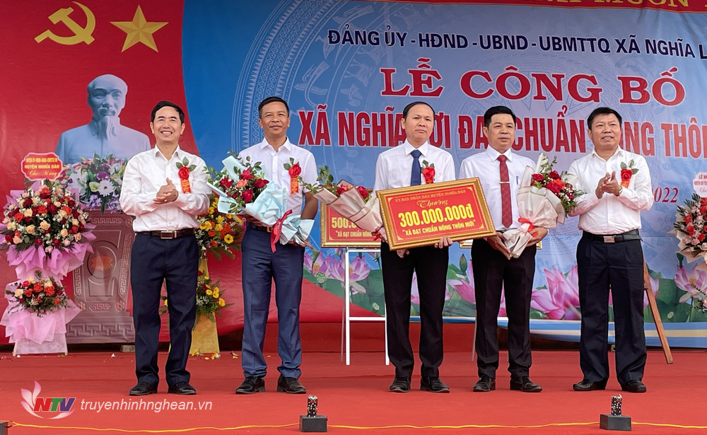 Lãnh đạo huyện trao thưởng về đích NTM cho xã Nghĩa Lợi.
