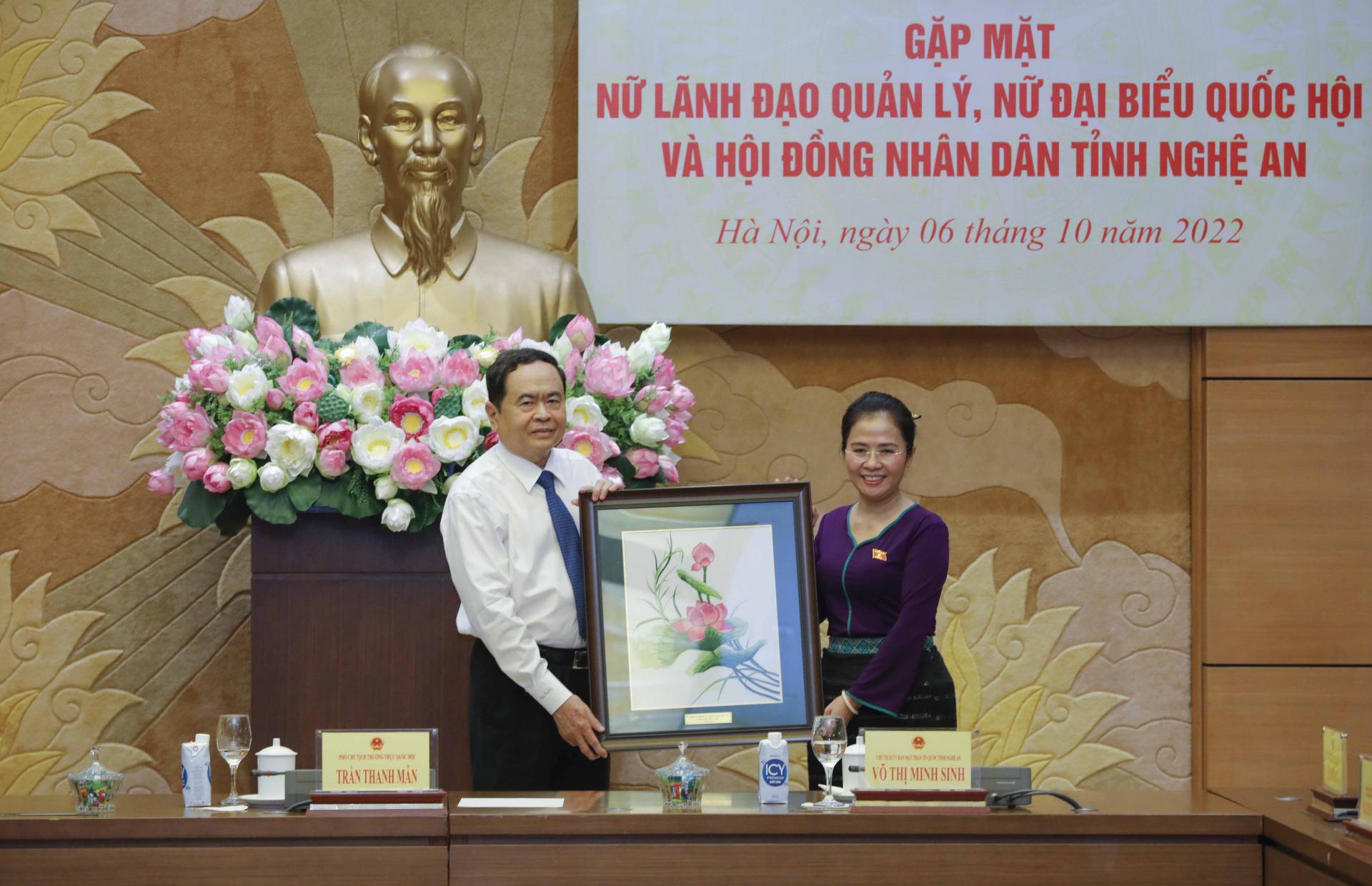 Phó Chủ tịch Thường trực Quốc hội Trần Thanh Mẫn tặng Chủ tịch Nhóm nữ đại biểu Quốc hội và HĐND tỉnh Nghệ An Võ Thị Minh Sinh