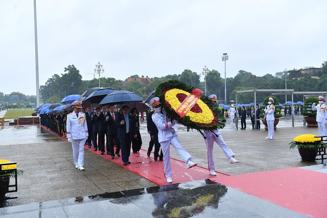 Các đồng chí lãnh đạo Đảng, Nhà nước, Quốc hội, Mặt trận Tổ quốc Việt Nam, các đại biểu Quốc hội đã đặt vòng hoa và vào Lăng viếng Chủ tịch Hồ Chí Minh 