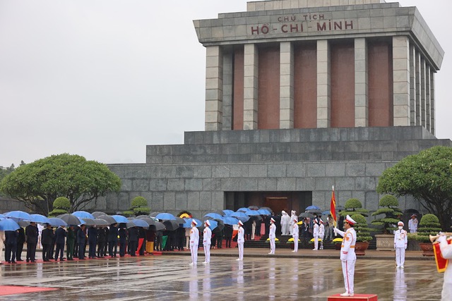 Các đại biểu Quốc hội vào lăng viếng Chủ tịch Hồ Chí Minh trước khi khai mạc kỳ họp thứ thứ 4, Quốc hội khóa XV