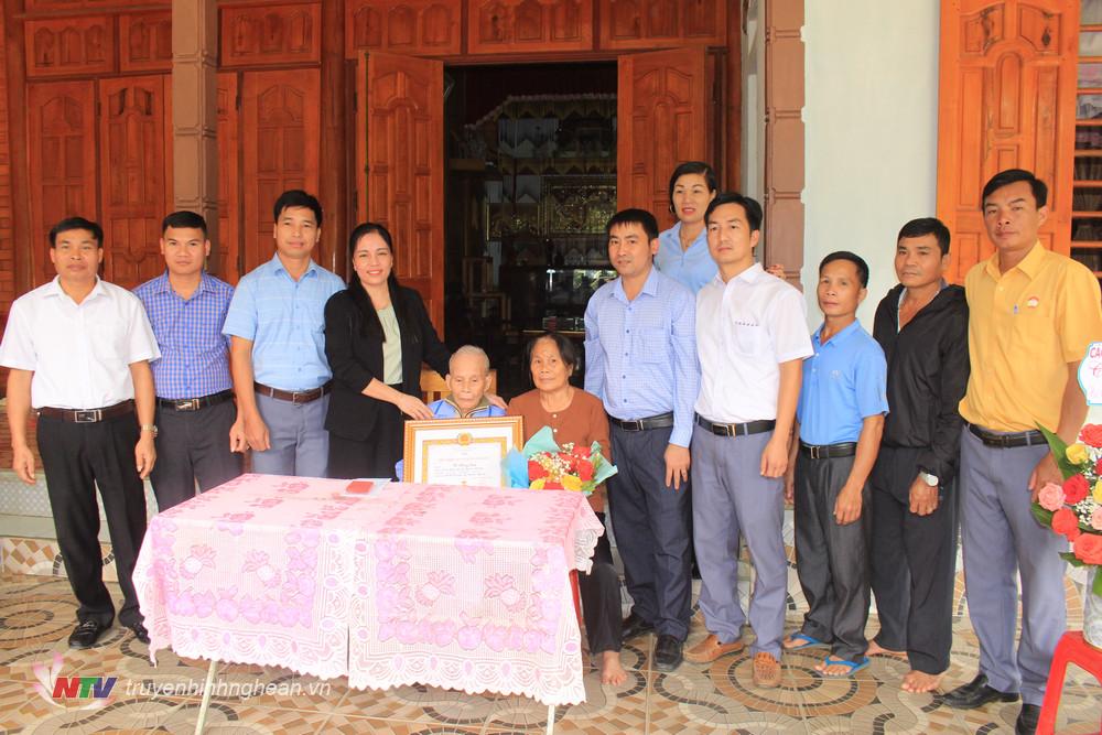 Lãnh đạo Huyện ủy Quỳ Hợp trao Huy hiệu 55 năm tuổi Đảng cho đồng chí Võ Hoàng Đàm.