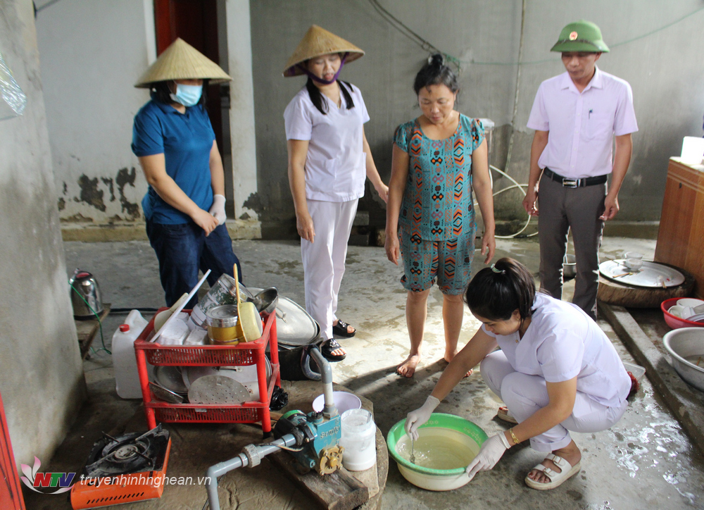 Các địa phương ở Quỳnh Lưu tích cực hướng dẫn người dân xử lý nguồn nước sau ngập lụt.