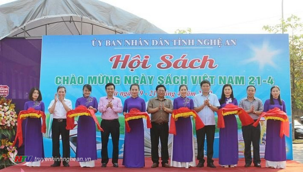 Ảnh: Khai mạc Hội sách dịp ngày sách Việt Nam 21.4 tại Quảng trường HCM