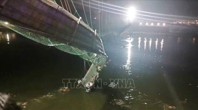 Hiện trường vụ sập cầu treo bắc qua sông Machchu ở thị trấn Morbi, tỉnh Gujarat, miền Tây Ấn Độ, ngày 30/10/2022. Ả