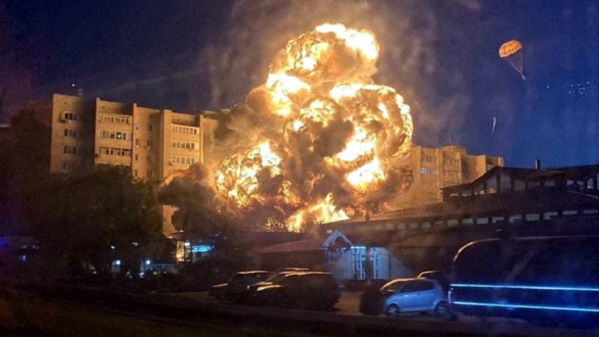 ình ảnh cột lửa sau vụ rơi tiêm kích Su-34 tại thành phố Yeysk, phía tây nước Nga ngày 17/10. Ảnh: BNO/Twitter