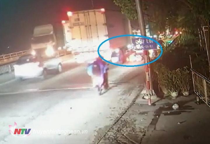 Hình ảnh ghi lại khoảnh khắc người đàn ông ngã bên cạnh xe tải.