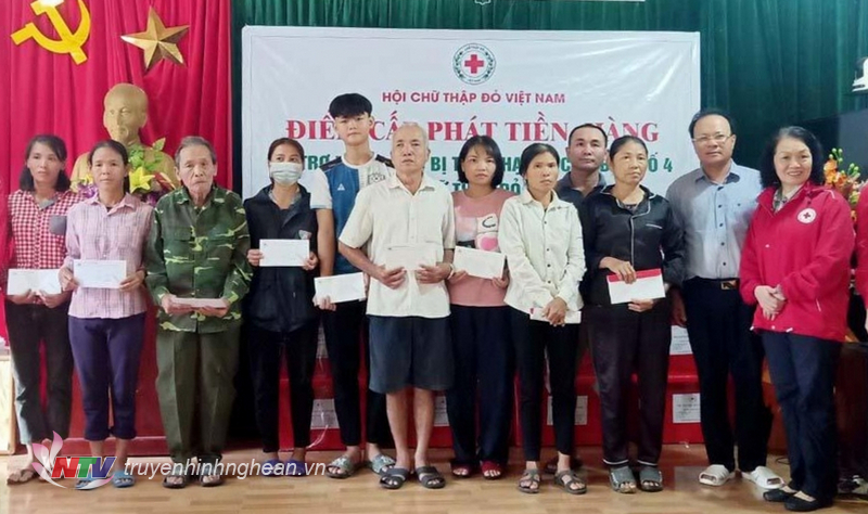 Hội Chữ thập đỏ Việt Nam trao quà động viên người dân xã Thanh Xuân, huyện Thanh Chương.