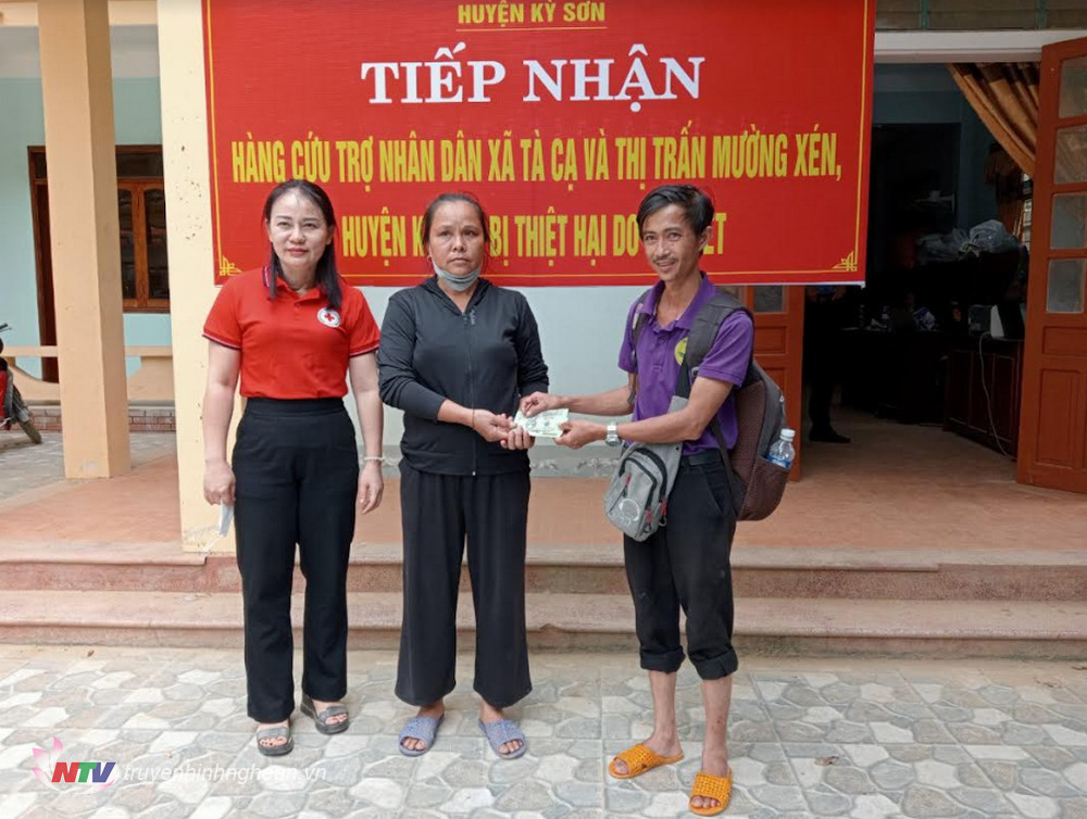 Ban Cứu trợ huyện Kỳ Sơn chứng kiến anh Nguyễn Thế Minh trao quà cho bà con bản Hòa Sơn, xã Tà Cạ, Kỳ Sơn.