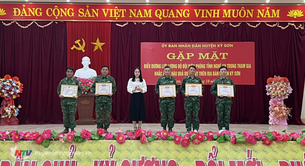 Lãnh đạo huyện Kỳ Sơn khen thưởng các tập thể.