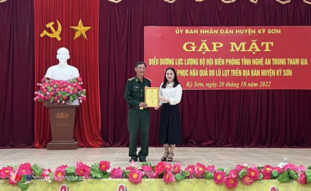 Huyện Kỳ Sơn cảm ơn Bộ Chỉ huy BĐBP Nghệ An.