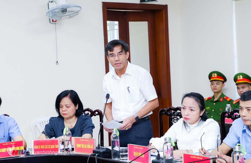 Chủ tịch UBND thị xã Cửa Lò Doãn Tiến Dũng báo cáo quá trình thực hiện chủ trương giải toả các ki ốt khu vực lâm viên phía Đông đường Bình Minh. 