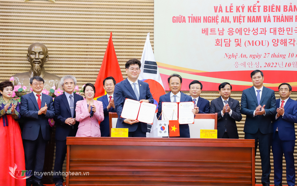 HĐND tỉnh Nghệ An và Hội đồng thành phố Gwangju ký kết biên bản hợp tác. 