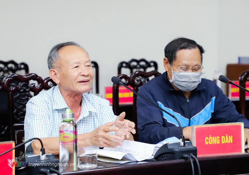 Công dân Hồ Sỹ Trạc (trú xóm 3, xã Diễn Trường, huyện Diễn Châu) nêu kiến nghị. 