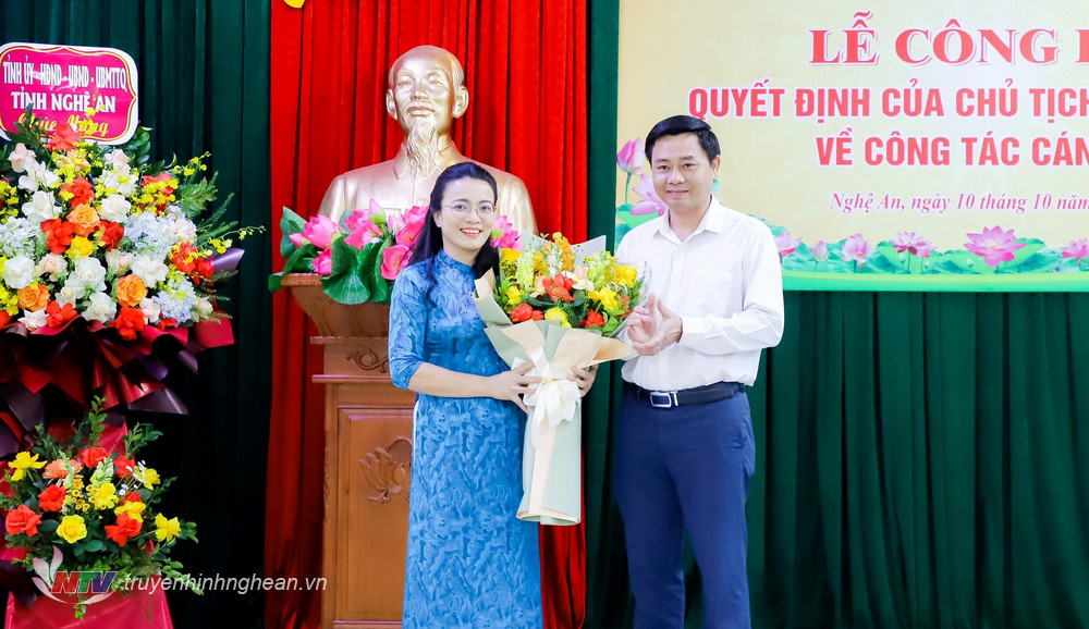 Trưởng Ban Nội chính Tỉnh ủy Hồ Lê Ngọc tặng hoa chúc mừng Giám đốc Sở Tư pháp Hoàng Thị Thu Trang.