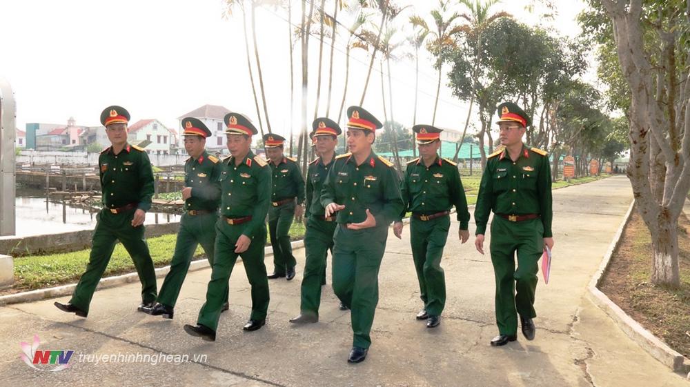 Trung tướng Trần Dũng, Chính ủy Quân khu 4 và đoàn công tác kiểm tra công tác xây dựng chính quy tại rèn luyện kỹ luật tại Trung đoàn 764.