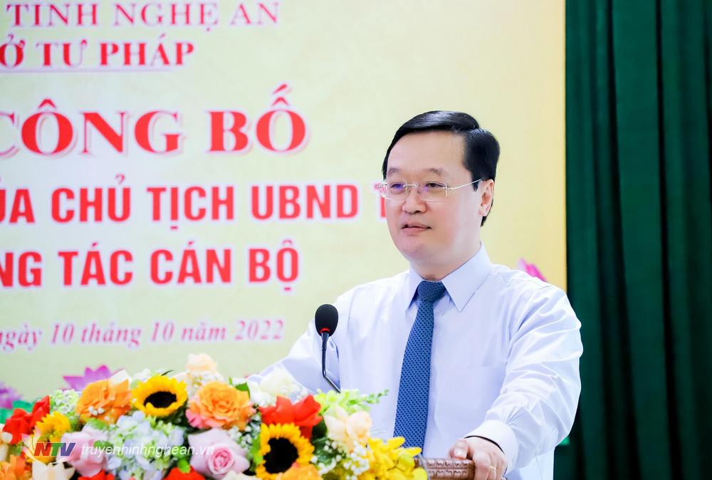Chủ tịch UBND tỉnh Nguyễn Đức Trung phát biểu giao nhiệm vụ cho tân Giám đốc Sở Tư pháp. 