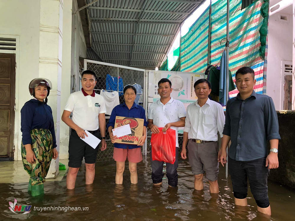 Đoàn trực tiếp trao quà hỗ trợ cho những hộ bị ngâp và hộ sản xuất chăn nuôi ngoài đê Tả Lam bị thiệt hai do lũ lụt.