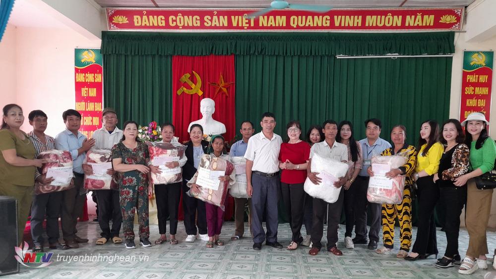 Trao quà cho 20 hộ mất nhà do mưa lũ, hộ thuộc diện di dời khẩn cấp do sạt lở đất tại xã Hữu Kiệm, Kỳ Sơn.
