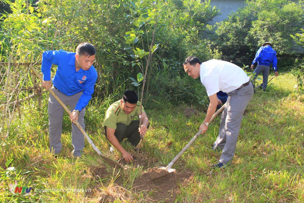 Tặng cây giống cho hộ gia đình ông Lương Văn Lòng.
