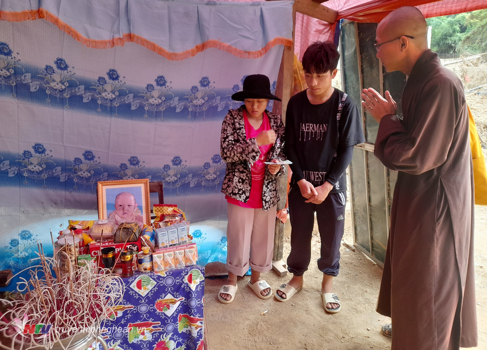 Thăm hỏi chia sẻ mất mát với gia đình có con 4 tháng tuổi tử vong do lũ quét tại bản Sơn Hà, xã Tà Cạ.