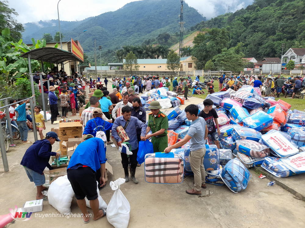 Hàng tấn hàng hóa, lương thực và nhu yếu phẩm được chuyển đến đồng bào vùng lũ Kỳ Sơn.