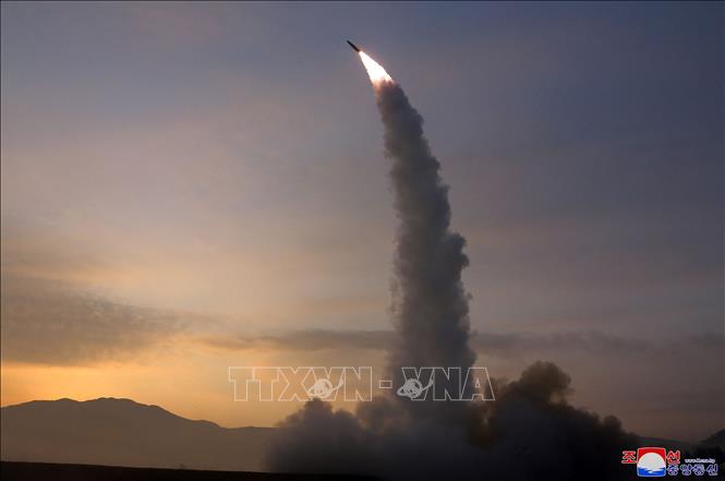 (Ảnh do Hãng thông tấn Trung ương Triều Tiên (KCNA) đăng phát ngày 10/10/2022): Một vụ phóng thử tên lửa Hokkaido đo đơn vị tác chiến hạt nhân chiến thuật thuộc Quân đội Nhân dân Triều Tiên tiến hành tại địa điểm không xác định. 