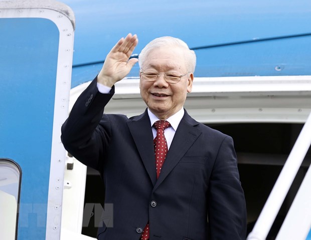 Tổng Bí thư Nguyễn Phú Trọng vẫy chào các vị lãnh đạo cấp cao Đảng, Nhà nước ra tiễn tại Sân bay quốc tế Nội Bài.